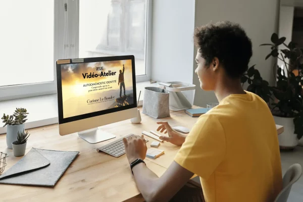 Boy working on iMac from home_Atelier Vidéo Autodiagnostic Identité